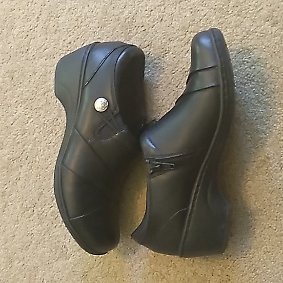 Women's Black Clarks Shoes, Size 6.5 - Picture 3 of 7